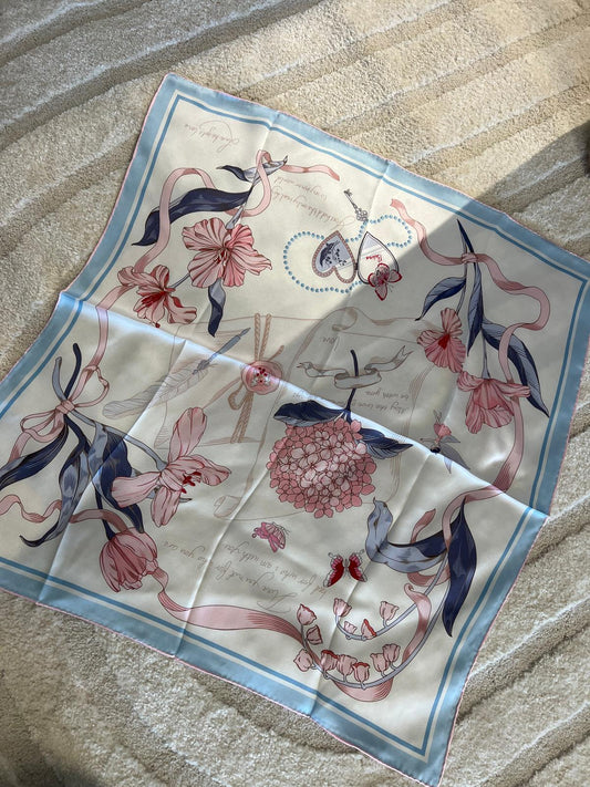 Švelniai melsvos, rožinės ir baltos skaros trio suteiks romantišką akcentą.