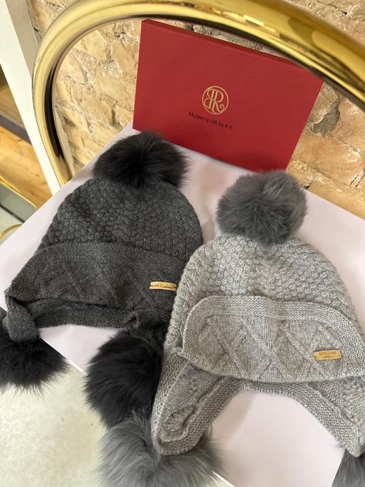 Kašmyro kepurė su bumbulais